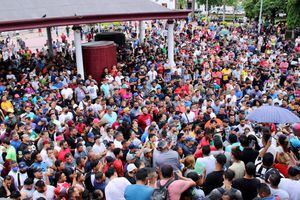 Migrantes se reúnen en el Parque Bicentenario para organizar una caravana hacia la Ciudad de México en un intento de llegar a la frontera de Estados Unidos, en Tapachula México el 3 de junio de 2022. Foto REUTERS/José Torres