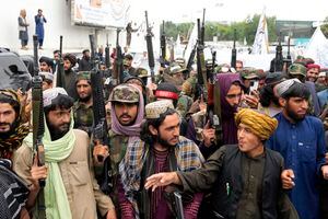 Los talibanes celebran un año desde que tomaron la capital afgana, Kabul, frente a la embajada de Estados Unidos en Kabul, Afganistán, el lunes 15 de agosto de 2022. Los talibanes celebraron el primer aniversario de su toma del poder después de que el país respaldado por Occidente el gobierno huyó y el ejército afgano se derrumbó ante el avance de los insurgentes. (AP Photo/Ebrahim Noroozi).