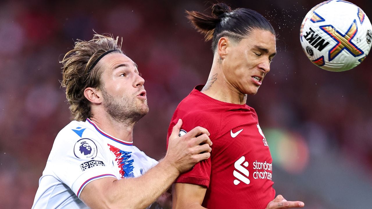 LIVERPOOL, ENGLAND - AUGUST 15: Joachim Andersen of Crystal Palace and Darwin Nunez of Liverpool during the Premier League match between Liverpool FC and Crystal Palace at Anfield on August 15, 2022 in Liverpool, United Kingdom. (Photo by Getty Images/Robbie Jay Barratt - AMA)