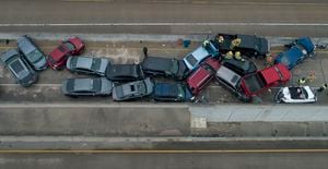 Fuerte choque de vehículos en Texas! Casi 100 autos implicados y al menos 5 muertos