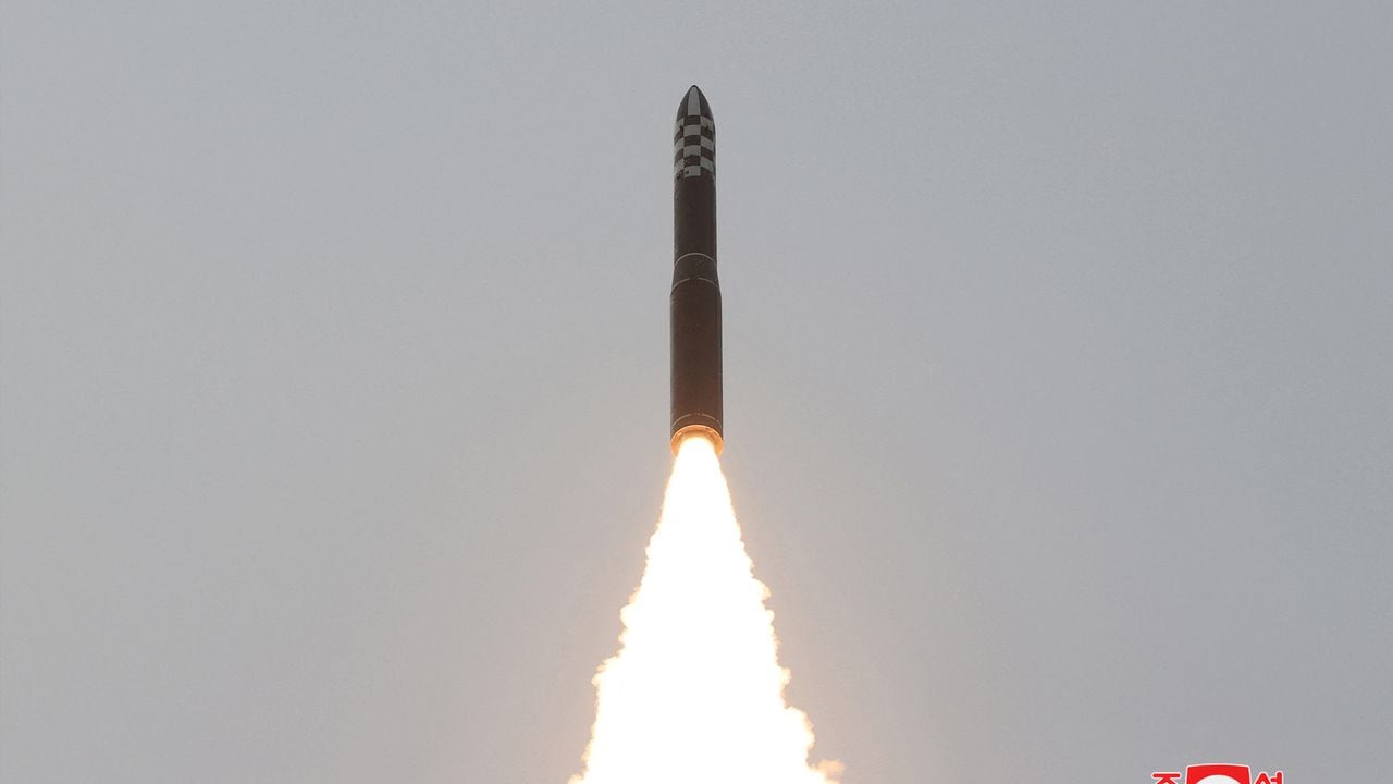 El Ejército Popular de Corea lanza un misil balístico intercontinental Hwasong-18 desde un lugar no revelado en Corea del Norte en esta imagen publicada por la Agencia Central de Noticias de Corea del Norte el 16 de mayo de 2023.