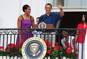 El presidente estadounidense, Barack Obama, acompañado por la primera dama, Michelle Obama y por miembros de servicios de las Fuerzas Armadas habla durante una barbacoa para las Fuerzas Armadas y el personal de la Casa Blanca, en el marco del Día de la Independencia, en Washington D.C. (EE.UU). 