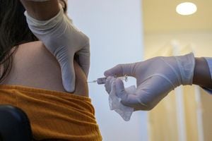Un voluntario recibe una dosis de una potencial vacuna contra el coronavirus en Sao Paulo, Brasil.