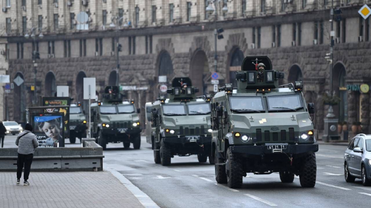 Los vehículos militares ucranianos pasan por la plaza de la Independencia en el centro de Kiev el 24 de febrero de 2022.