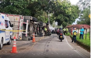 Un conductor de un tracto camión perdió el control del vehículo y arrolló a los motociclistas.