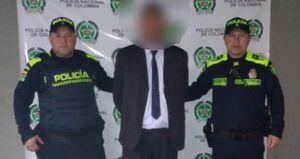 Este es el ladrón de saco y corbata que entró a robar a un supermercado en Bogotá. Debe responder por el delito de hurto.