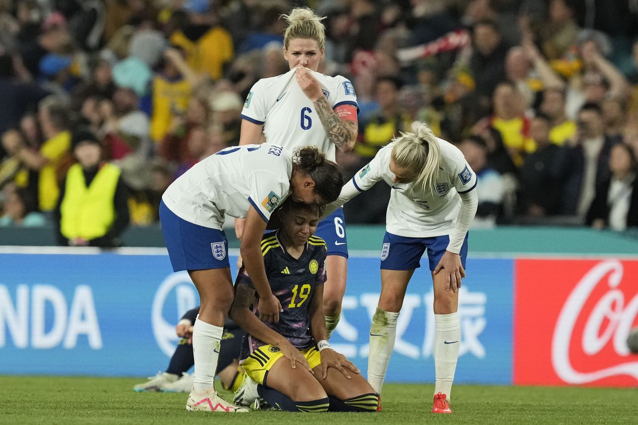 Jorelyn Carabali de Colombia recibe consuelo de las jugadoras de Inglaterra después del partido de fútbol de cuartos de final de la Copa Mundial Femenina entre Inglaterra y Colombia en el Estadio Australia en Sydney, Australia, el sábado 12 de agosto de 2023. (Foto AP/Mark Baker)