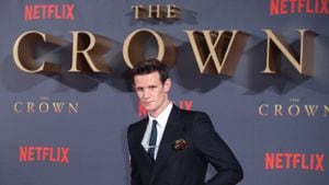 Matt Smith asiste al estreno mundial de la temporada 2 de Netflix "The Crown" en Odeon Leicester Square el 21 de noviembre de 2017 en Londres, Inglaterra.