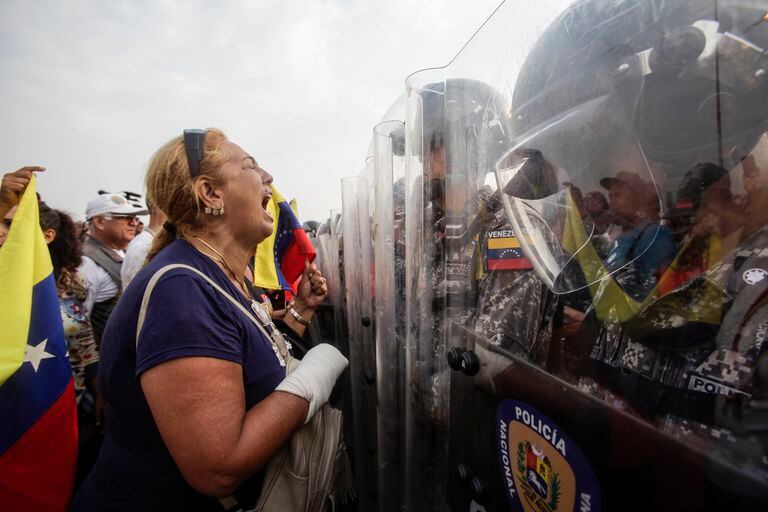 Venezolanos en Colombia se enfrentan con el ejercito y colectivos del lado venezolano luchando para el ingreso de las ayudas.