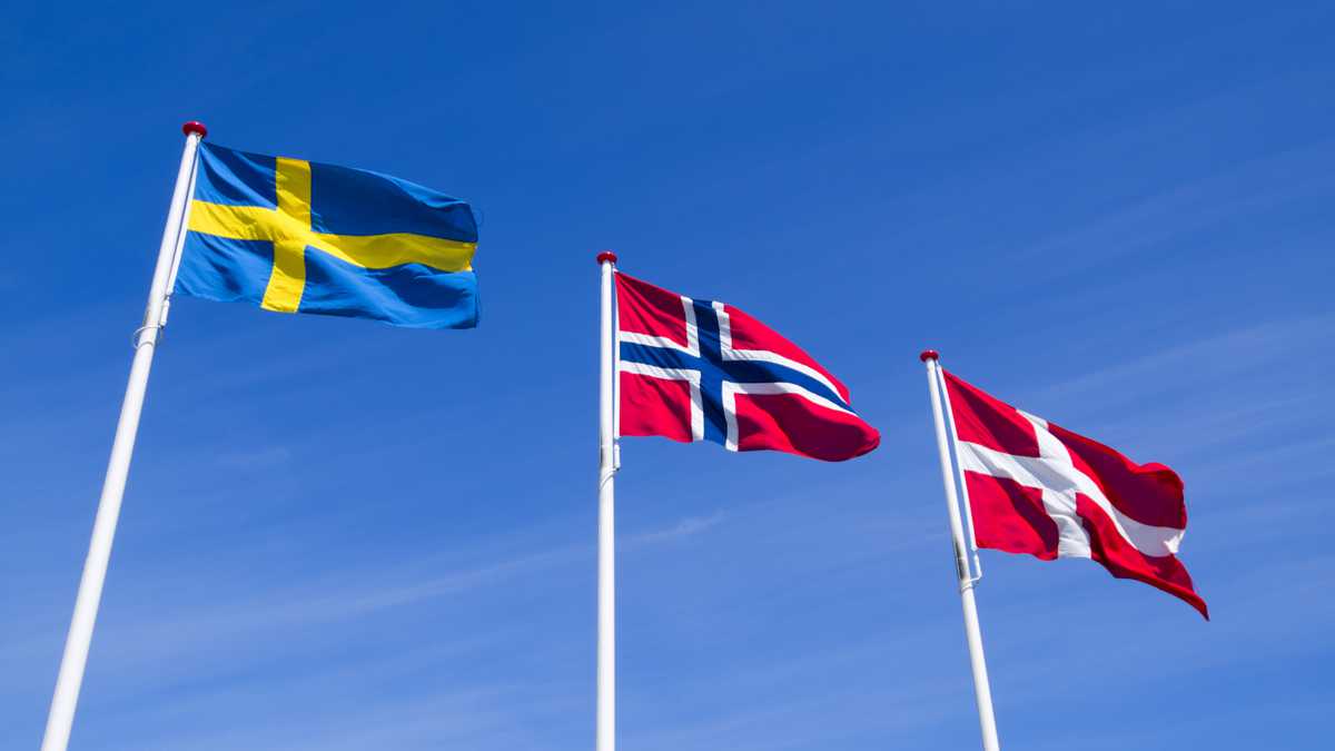 Banderas de Suecia, Noruega y Dinamarca. PhotographerCW / Getty Images.