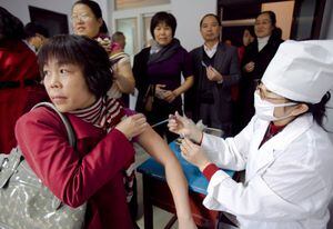 La población de la provincia central de Henan en China hace fila para recibir la vacunación contra el virus de la gripa AH1N1. La medida fue adoptada por el gobierno central y por el ministerio de la Salud luego de reportar hasta el momento la muerte de 7 personas a causa del virus. Adicionalmente se busca frenar los posibles contagios en esta época de final de año.