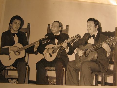 El maestro Diego Estrada (centro) falleció en el año 2011, dejando un gran legado en la música colombiana.
