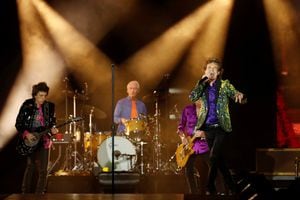 Mick Jagger, Keith Richards, Charlie Watts y Ronnie Wood of the Rolling Stones se realizan durante su recorrido de Filter Us.S. en Rose Bowl Stadium en Pasadena, California, EE. UU., 22 de agosto de 2019. Foto Reuters / Mario Anzuoni