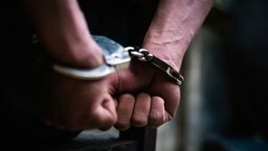 criminales esposados arrestados por delitos