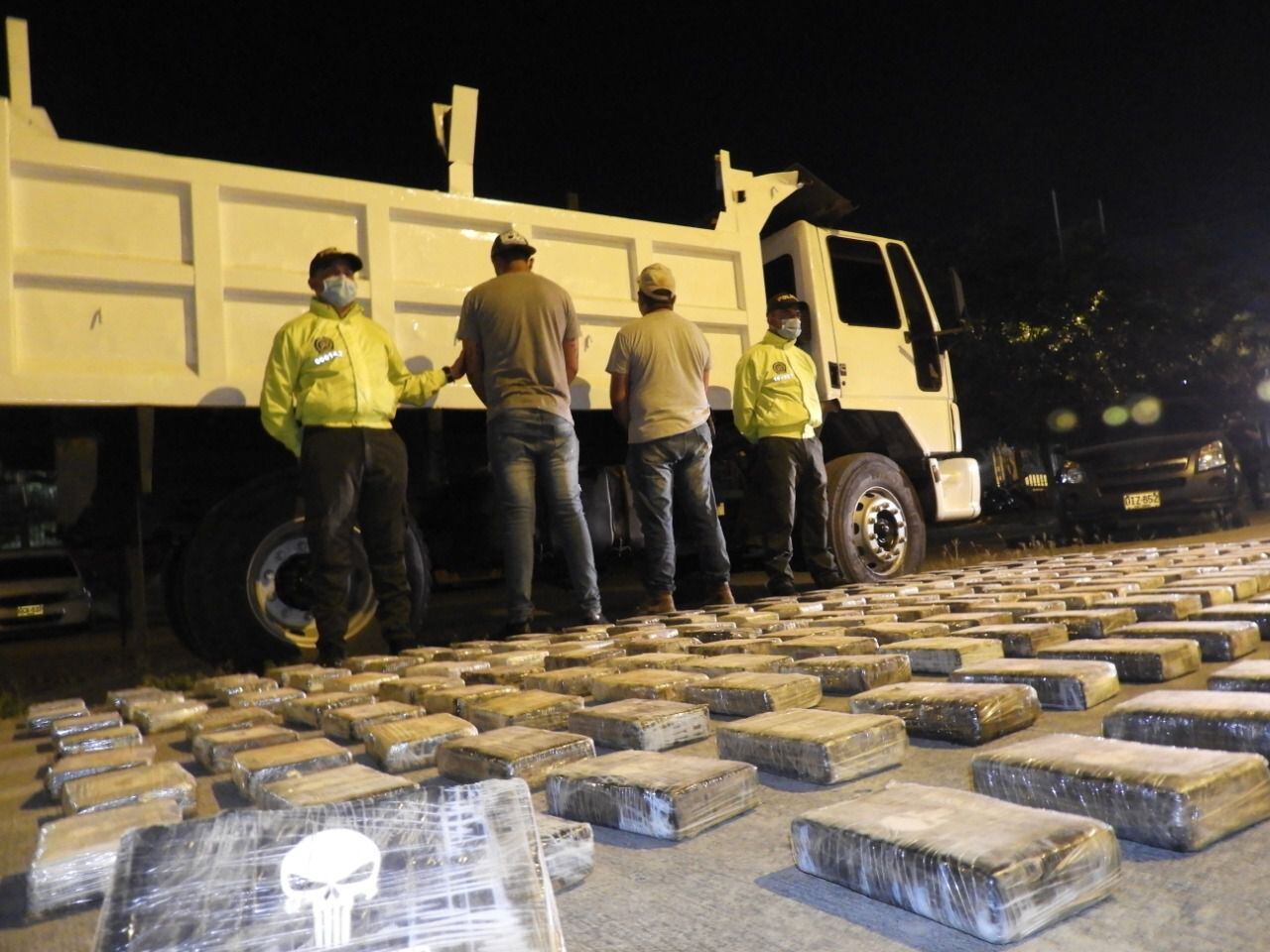 Dos personas personas fueron capturadas con 196 kilos de coca que transportaban en una volqueta. Foto: Cortesía Policía Cúcuta