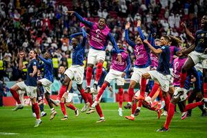 Los jugadores de Francia celebran la victoria de su equipo sobre Inglaterra al final del partido de fútbol de los cuartos de final de la Copa del Mundo entre Inglaterra y Francia, en el estadio Al Bayt en Al Khor, Qatar, el domingo 11 de diciembre de 2022. 