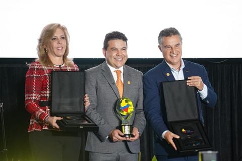 Clara Luz Roldán, finalista del premio 'mejores gobernantes', junto a los gobernadoras Nicolás García y Aníbal Gaviria.