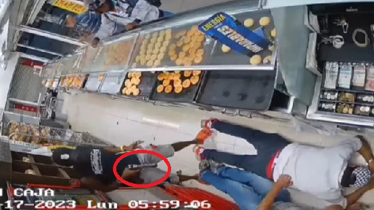 Así fue el indignante robo en una panadería de Cali: ladrón hizo arrodillar a las víctimas, sacó el dinero y se comió un pandebono