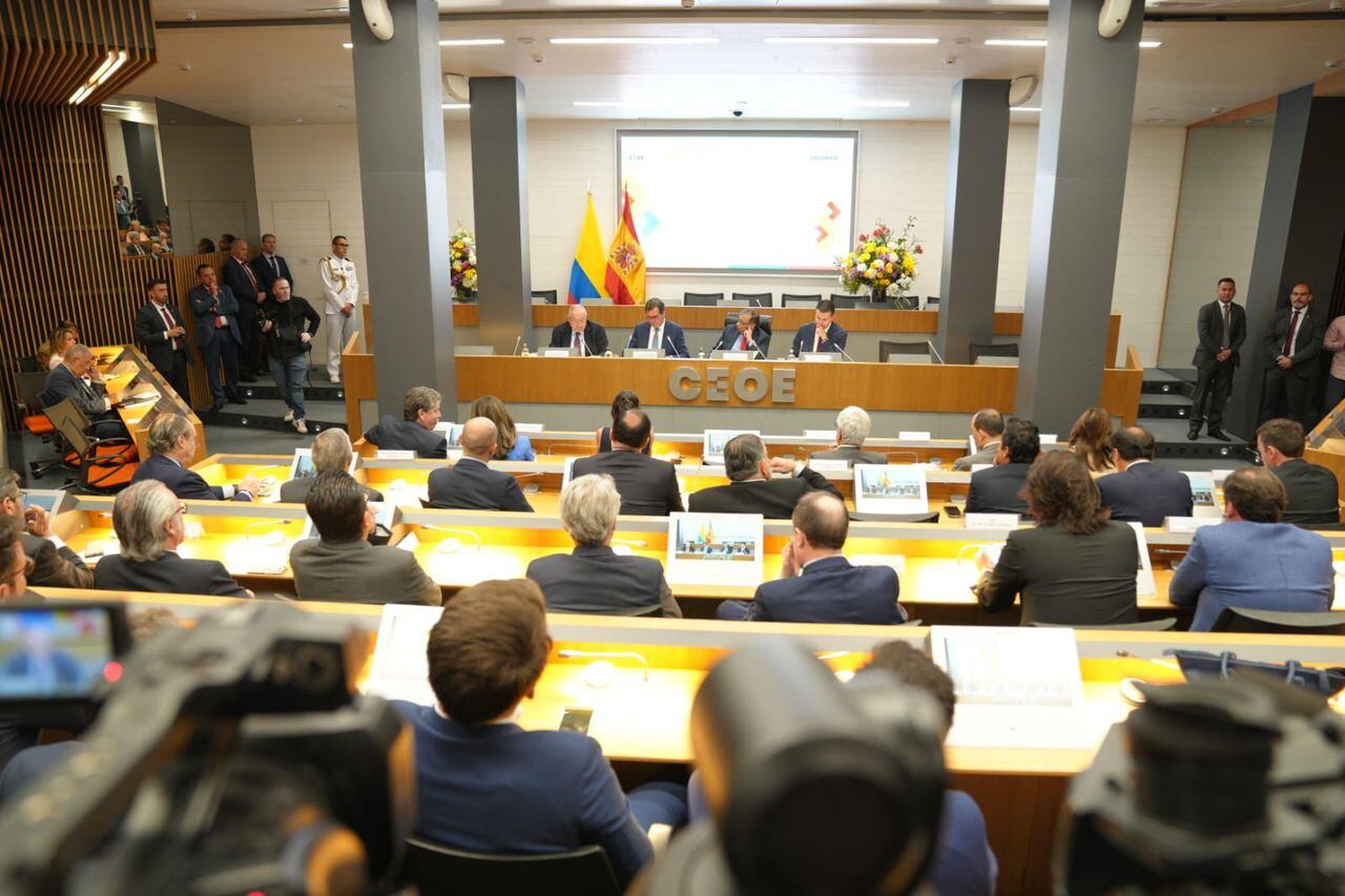 El presidente Gustavo Petro reunido con empresarios españoles en Madrid.