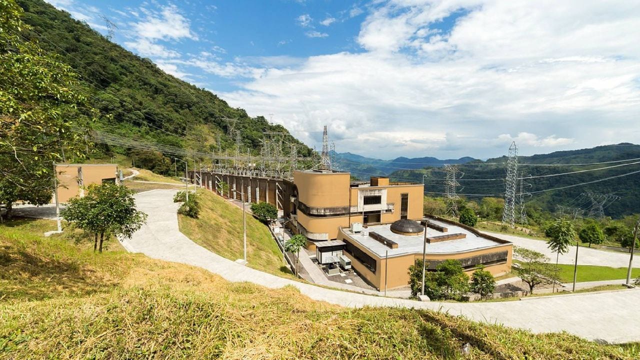 La Central Hidroeléctrica El Guavio es la más grande de Colombia.
