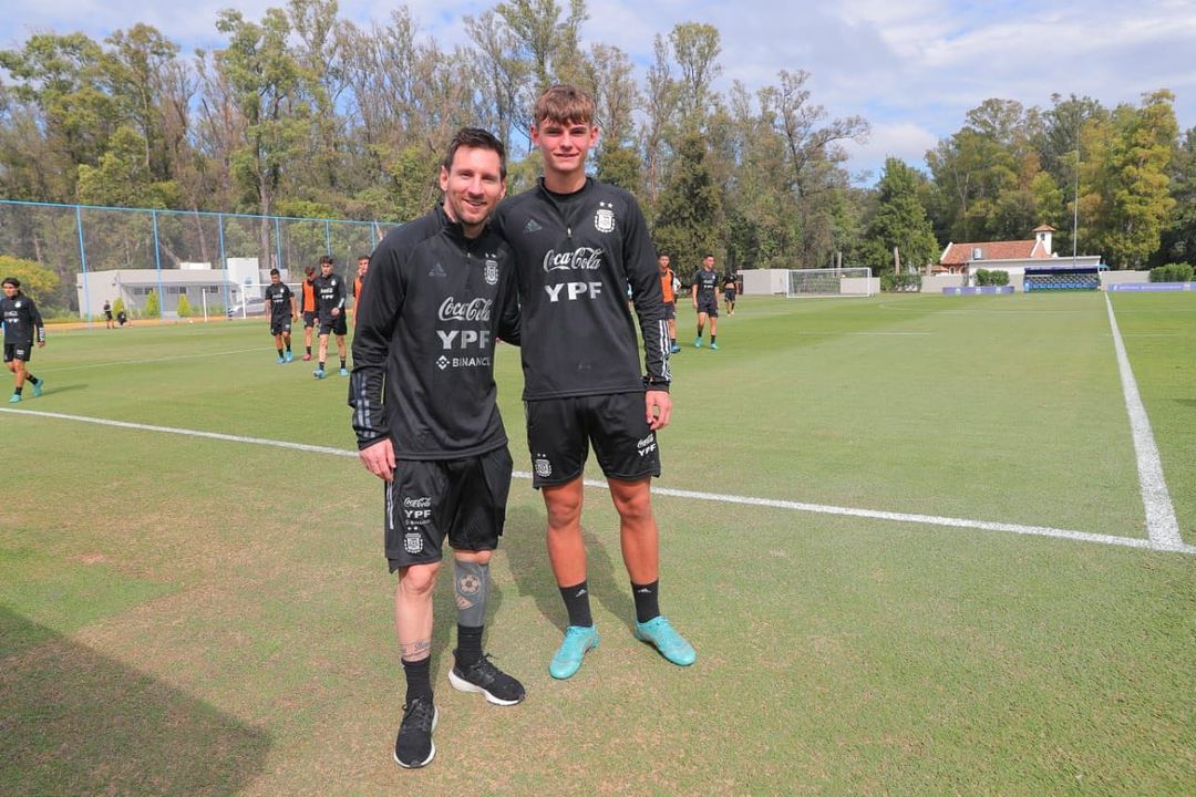 Nico Paz junto a Leo Messi en un entrenamiento de Argentina