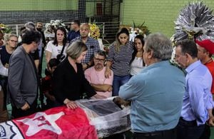 La presidenta del Partido de los Trabajadores (PT), Gleisi Hoffmann (C), rinde sus últimos respetos al líder del PT en Foz do Iguacu Marcelo Arruda, durante su velorio en Foz do Iguacu, estado de Paraná, Brasil, el 10 de julio de 2022.