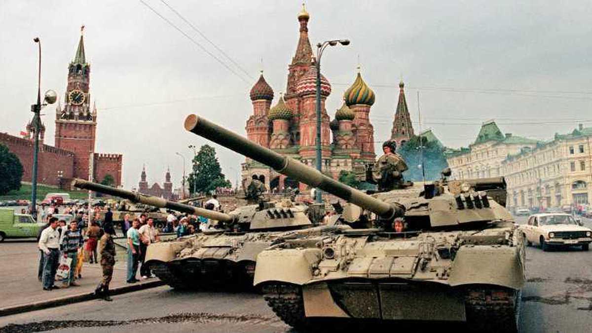Tanques del ejército soviético en Moscú, 1991. Foto: AFP / Dima Tanin. 