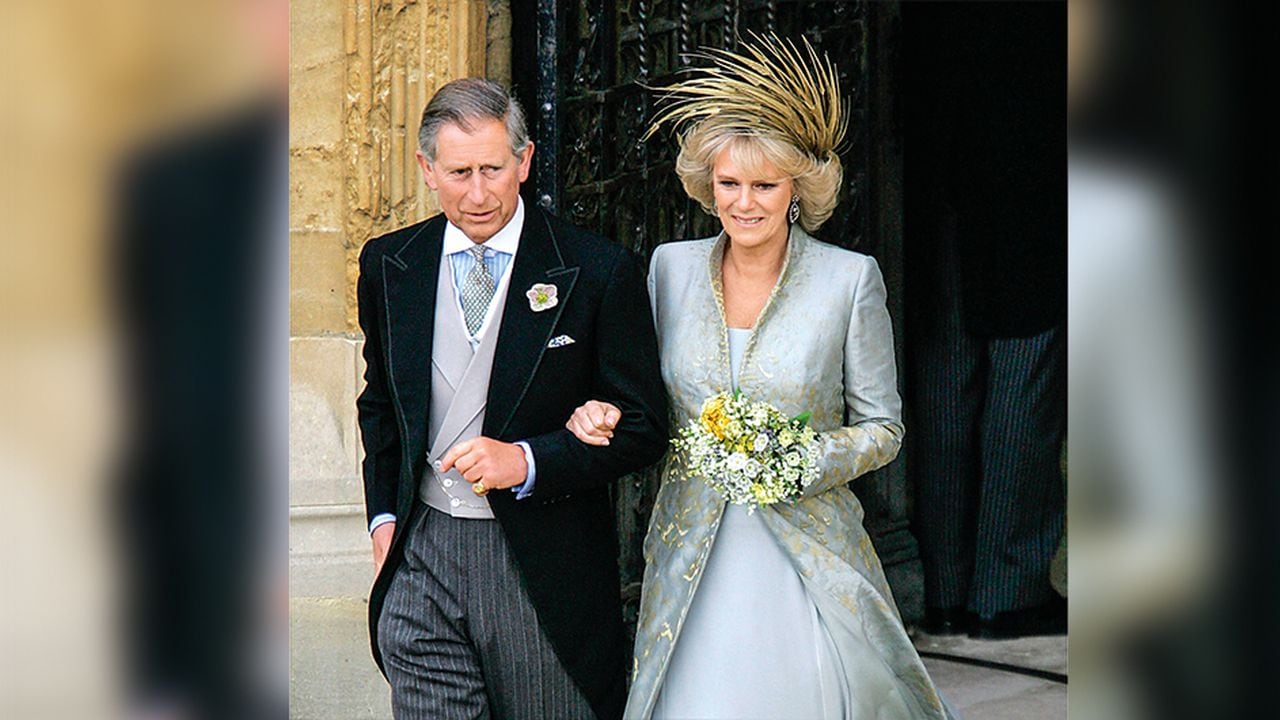  Tras años de desprecio por su amor adúltero y de ser culpados de la infelicidad de Lady Di, Carlos y Camilla se casaron en 2005, en una boda de segunda, en cuya recepción la reina no duró diez minutos.