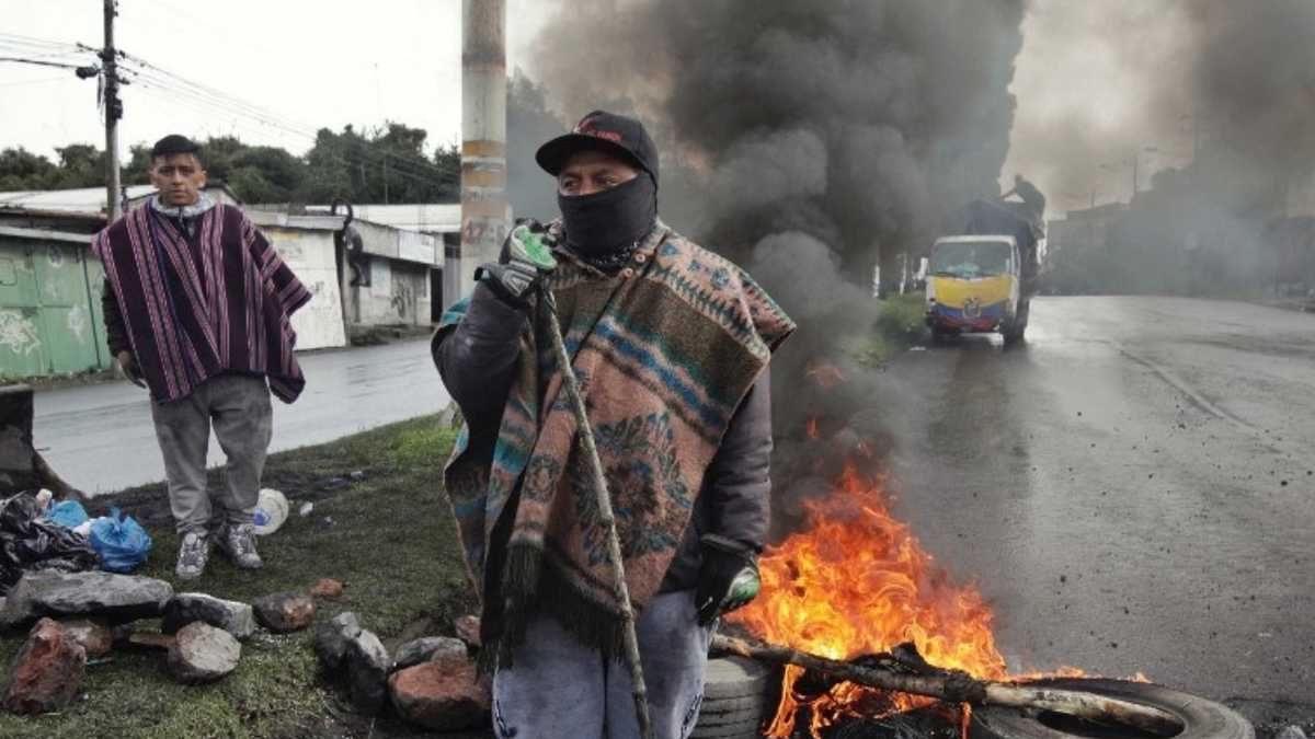 Los indígenas han bloqueado varias carreteras de Ecuador, incluyendo las entradas a Quito