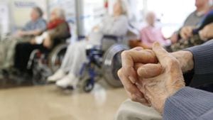 Adulto mayor lleva 12 años esperando ayuda para su esposa con Alzheimer (imagen de referencia).