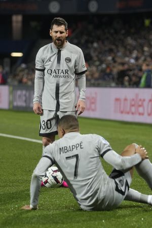 Messi mira a Mbappé luego de su lesión en el muslo