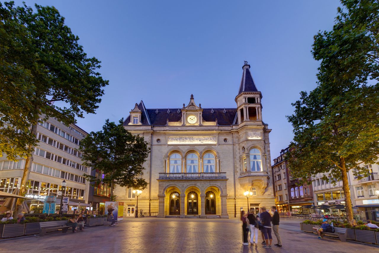 Luxemburgo: plaza Place d'Armes por la noche, en la ciudad de Luxemburgo.