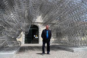 El artista chino disidente Ai Weiwei posa junto a su escultura "Forever Bicycles" durante una vista previa para la prensa de su nueva exposición "Rapture" en Lisboa, el jueves 3 de junio de 2021. El artista de renombre mundial está presentando el espectáculo más grande de su carrera, y lo está haciendo en un lugar del que está enamorado: Portugal. Foto: AP / Armando Franca.