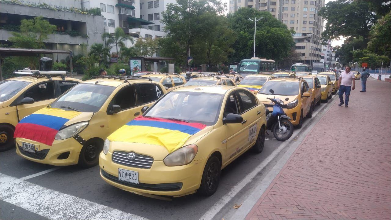 Taxistas hacen paro frente al CAM