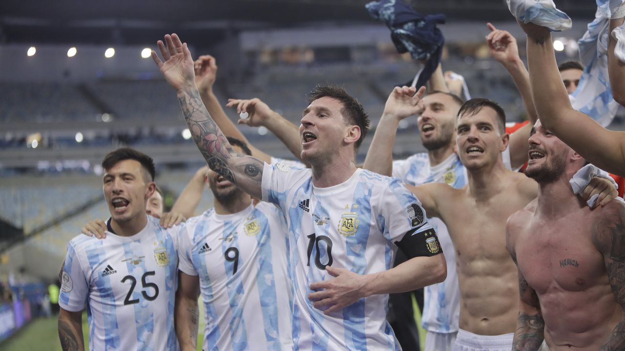 El argentino Lionel Messi celebra con sus compañeros tras derrotar a Brasil 1-0 en la final de la Copa América en el estadio Maracaná de Río de Janeiro, Brasil, el sábado 10 de julio de 2021. (AP Photo / Bruna Prado)