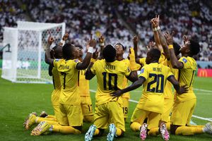 Los jugadores de Ecuador celebran después de que el ecuatoriano Enner Valencia anotó el primer gol de su equipo contra Qatar durante un partido de fútbol del grupo A de la Copa Mundial en el estadio Al Bayt en Al Khor, Qatar, el domingo 20 de noviembre de 2022. 