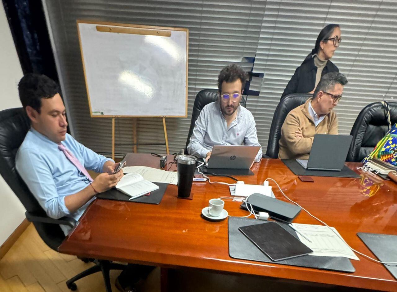Ricardo Agudelo (quien viste chaqueta café en esta fotografía) es el opcionado por el Gobierno de Gustavo Petro para ejercer como vicepresidente del Fomag.