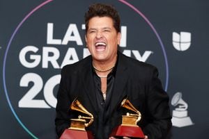 Carlos Vives posa con sus premios en la sala de fotos durante la 23ª entrega anual de los Premios Grammy Latinos en Las Vegas, Nevada, EE. UU., 17 de noviembre de 2022.