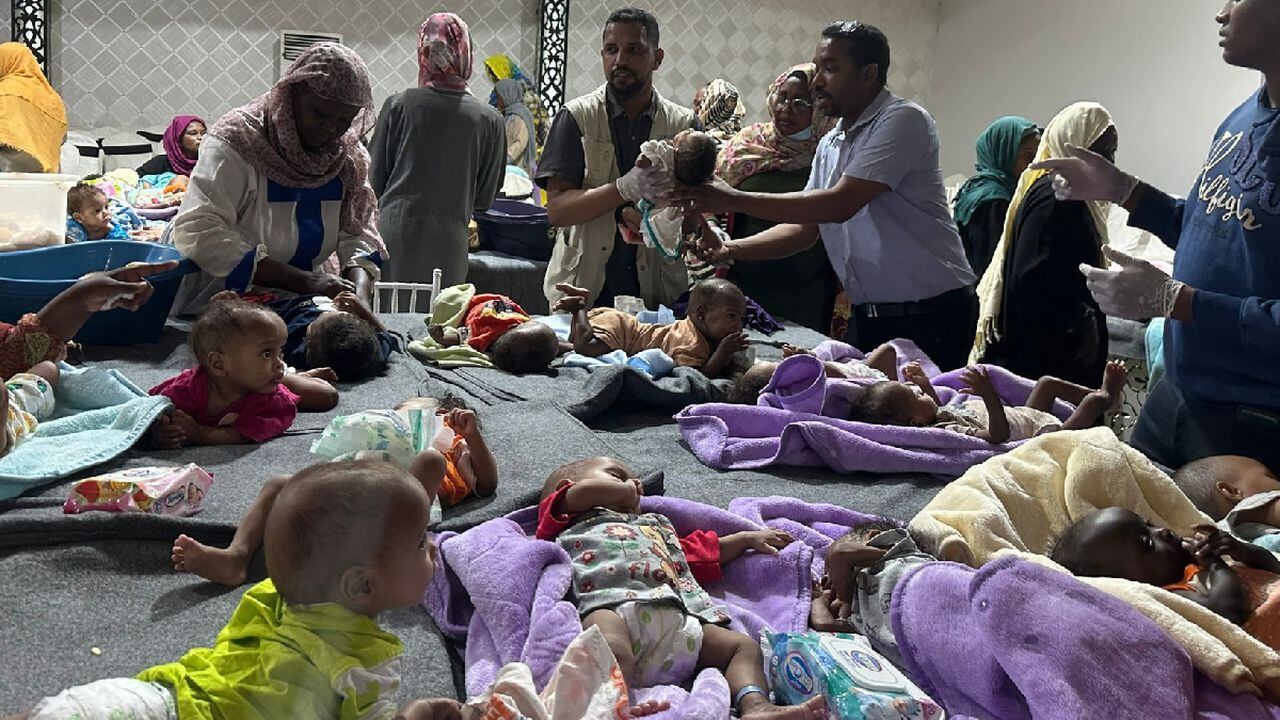 Cerca de 300 niños fueron evacuados de orfanato de Sudán en medio de combates. En ese lugar, 70 menores murieron de hambre y falta e atención médica.