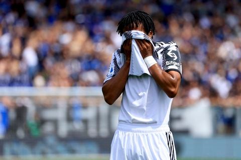 BERGAMO, ITALY - MAY 07: Juan Cuadrado of Juventus FC shows his dejection during the Serie A match between Atalanta BC and Juventus at Gewiss Stadium on May 07, 2023 in Bergamo, Italy. (Photo by Giuseppe Cottini/Getty Images)