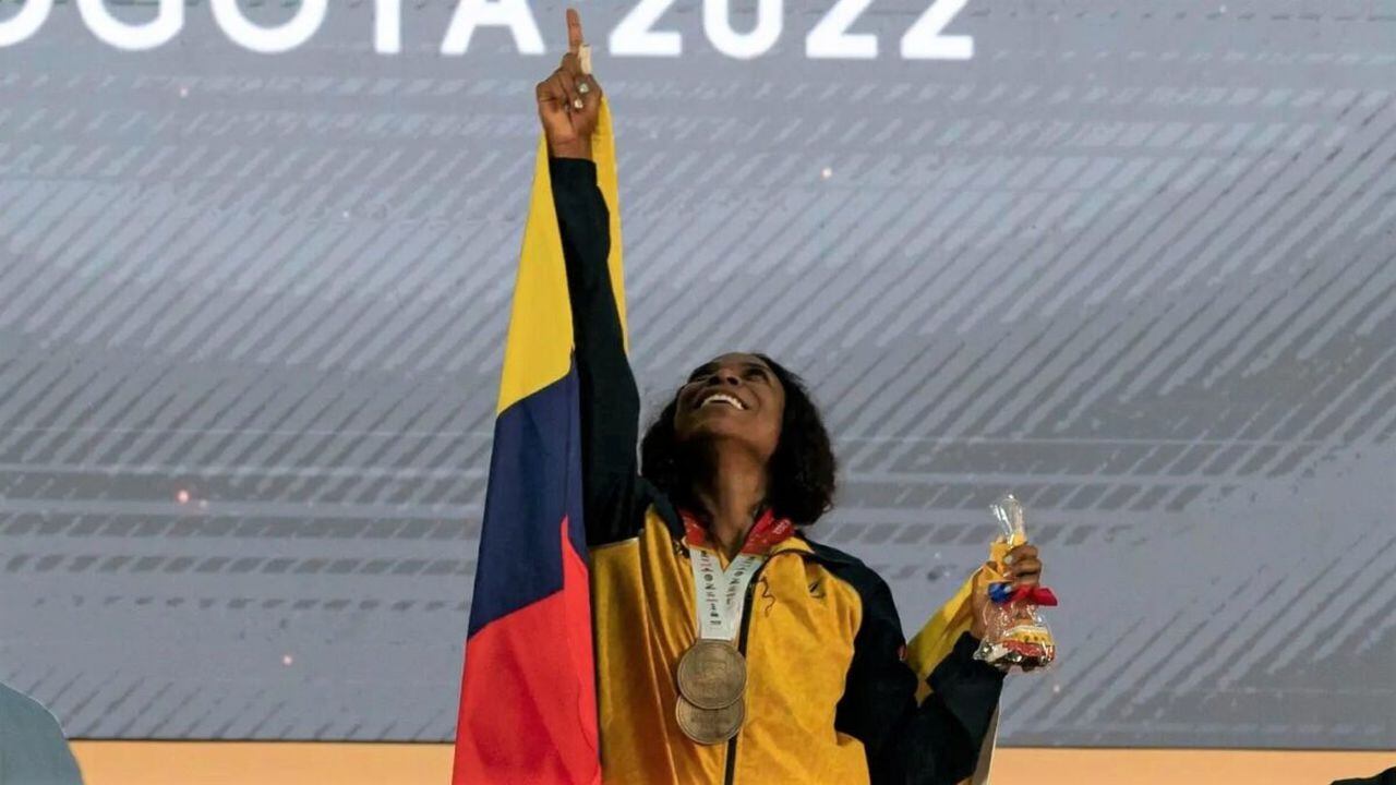 La atleta colombiana Yenny Álvarez consiguió doble título mundial de halterofilia.