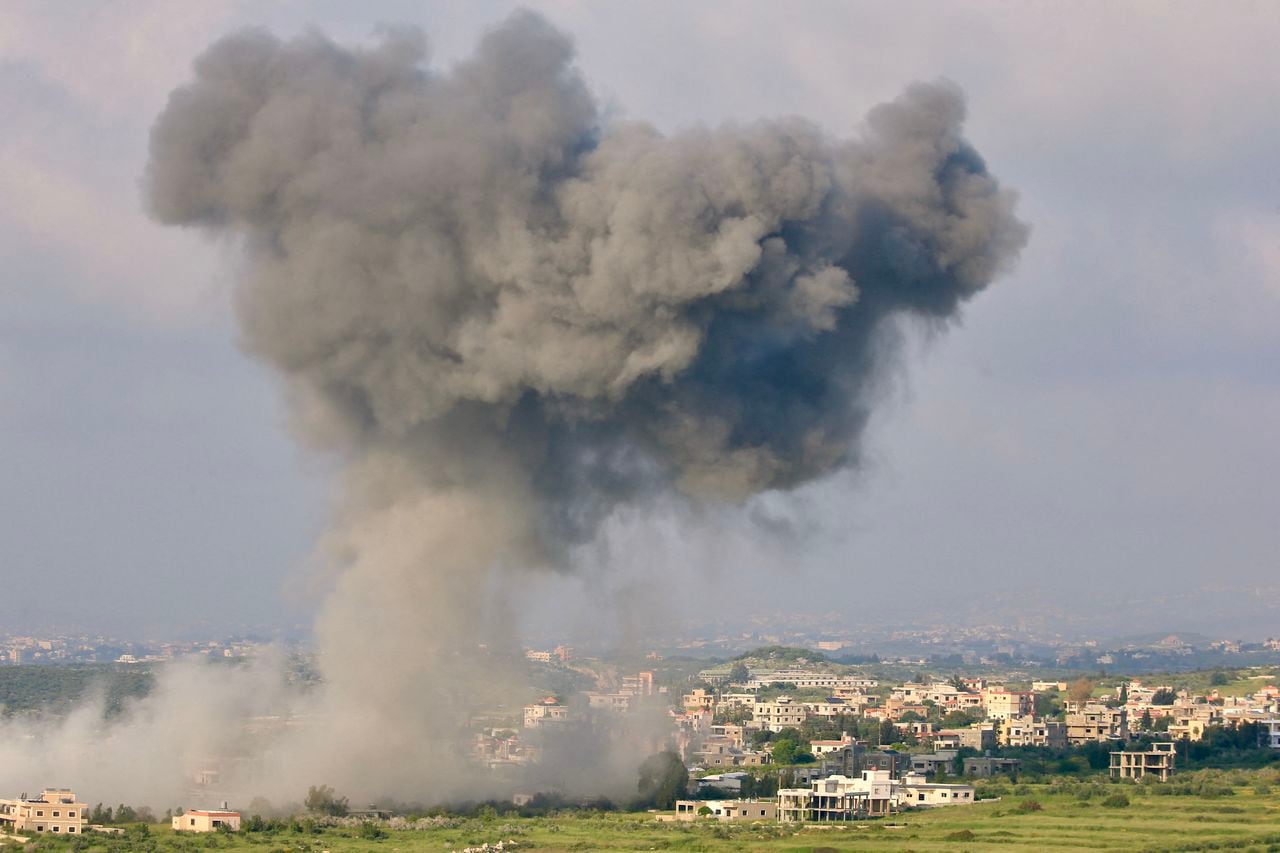 El humo sale del lugar de un ataque aéreo israelí en la aldea de Majdel Zoun, en el sur del Líbano, el 15 de abril de 2024, en medio de tensiones transfronterizas mientras continúan los combates entre Israel y los militantes palestinos de Hamás en la Franja de Gaza.