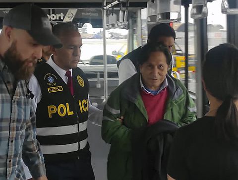 El expresidente Alejandro Toledo llegó a Lima en un vuelo desde Los Ángeles y bajo custodia de agentes de la Interpol.