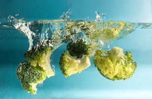 Brócoli sumergido en agua.