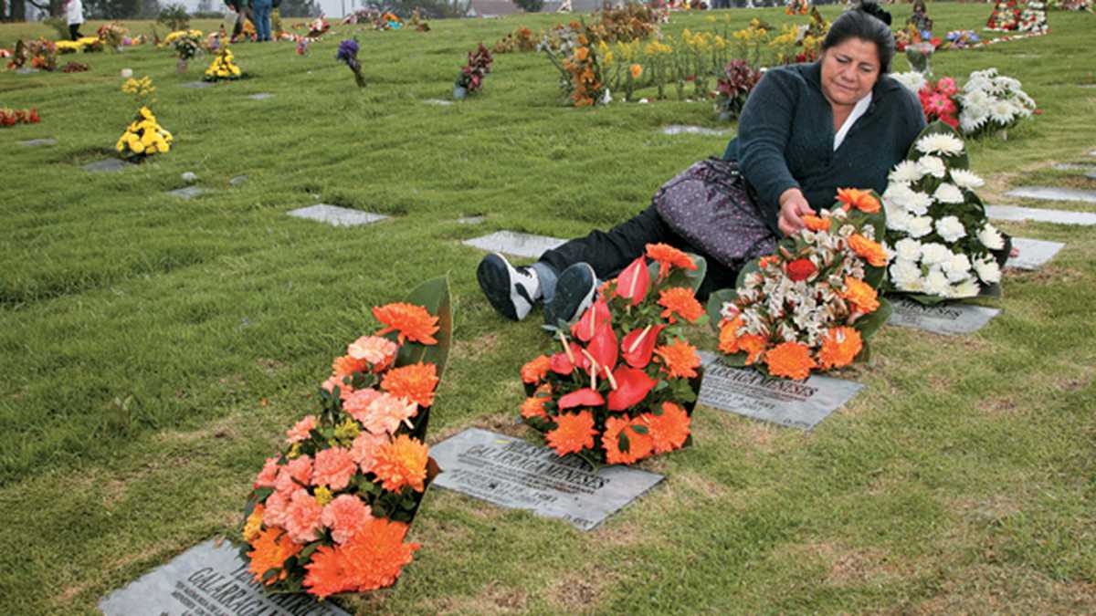 Blanca Nieves Meneses visitando la tumba de sus cuatro hijas violadas y asesinadas por los paramilitares en La Dorada, Putumayo. 