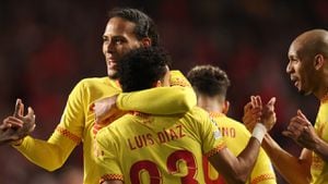 Virgil Van Dijk abraza a Díaz tras su gol en Champions frente al Benfica