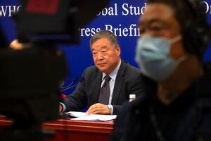Liang Wannian, el colider chino de la investigación conjunta con la OMS, durante la rueda de prensa en la que rechazó la declaración de 13 países sobre el informe sobre el origen de la covid-19.