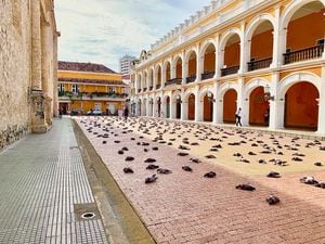 En la mañana de este jueves, circuló un vídeo ven redes sociales donde se mostraban un centenar de palomas “muertas” al rededor de la Plaza de la Proclamación en Cartagena.