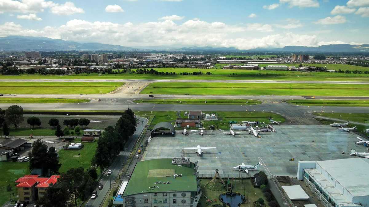 El aeropuerto El Dorado, en Bogotá, ha sido reconocido internacionalmente por su estrategia de sostenibilidad para mitigar y adaptarse al cambio climático, uso eficiente del agua, protección de biodiversidad y gestión de residuos.
