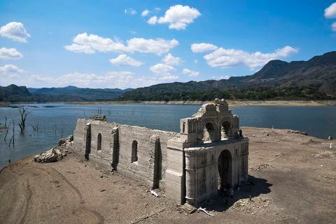 Vista aérea de la iglesia Templo de Quechula que emerge de la represa Malpaso después de que los niveles de agua cayeron debido a la sequía en Nuevo Quechula, Chiapas, el 16 de junio de 2023